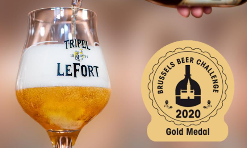 Tripel LeFort wordt ingeschonken met een badge van de gouden medaille op de Brussels Beer Challenge 2020 ernaast